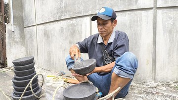Menguak Realita Pedagang Cobek Keliling: Kisah Acis Menaklukkan Medan Bandung Demi Menyambung Hidup