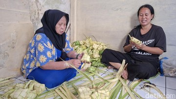 Para perajin ketupat di Blok Kupat, Kota Bandung. (Foto: Gheyna Sabila Z/detikJabar)