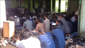 Mengikuti Kalender Global, Ratusan Warga Sumedang Rayakan Idulfitri Lebih Awal