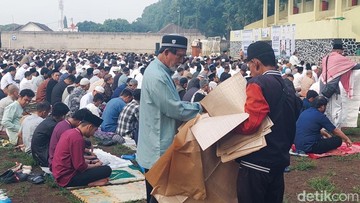 Berkembangnya Ekonomi Mikro di Tengah Khidmatnya Salat Idulfitri Cimahi