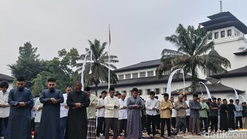 Momen Sakral Idulfitri di Jantung Pemerintahan Jabar: Khusyuknya Salat di Pelataran Gedung Sate
