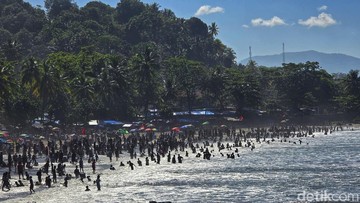 Lonjakan Wisatawan Pasca-Lebaran, Pantai Karang Hawu Sukabumi Dipadati Ribuan Pengunjung