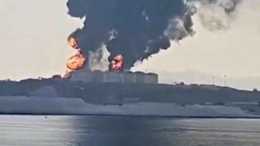 Serangan Drone Guncang Pelabuhan Salalah: Kebakaran Dahsyat dan Dampak Potensial pada Pasokan Energi