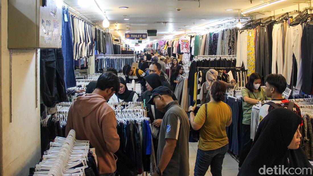 Berburu Berkah Lebaran dengan Thrifting: Pasar Senen Jadi Magnet Pakaian Murah Meriah