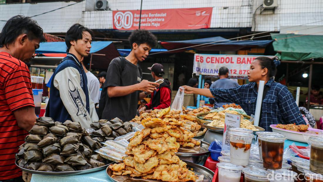 Semarak Ramadan di Pasar Rawamangun: Berburu Kelezatan Takjil di Tengah Hiruk Pikuk Jakarta