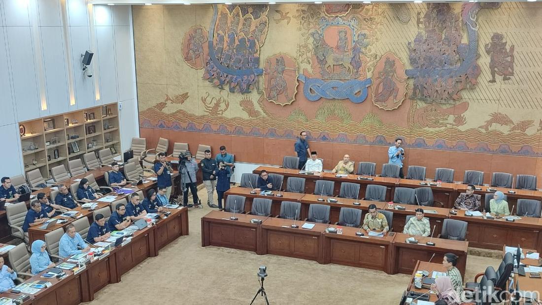 Rapat Komisi VI DPR Tertunda: Dirut Agrinas Absen, Isu KDMP dan Impor Mobil Pickup Terkatung-Katung