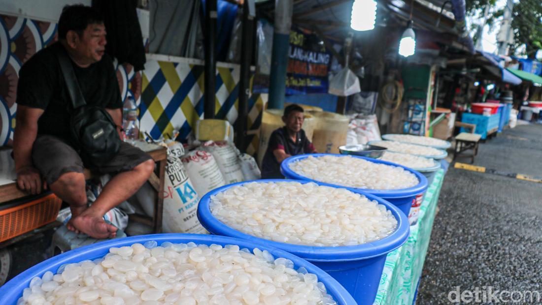 Penurunan Penjualan Kolang-Kaling di Tanah Abang: Cuaca Buruk dan Dampaknya pada Pedagang Ramadan