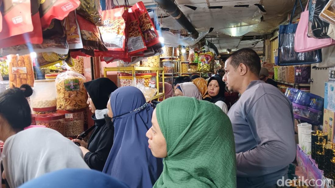 Hiruk Pikuk Pemburu Kue Kering di Pasar Jatinegara: Tradisi Lebaran yang Tak Lekang Waktu