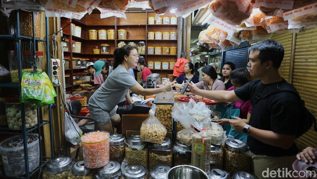 Aroma Lebaran Mulai Tercium: Pasar Jatinegara Diserbu Pembeli Kue Kering Jelang Hari Raya
