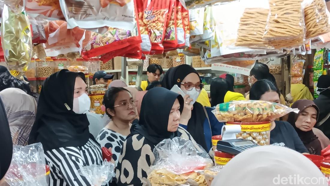 Jelang Lebaran, Pasar Jatinegara Dipadati Pembeli Kue Kering: Tradisi dan Kepadatan yang Tak Terhindarkan