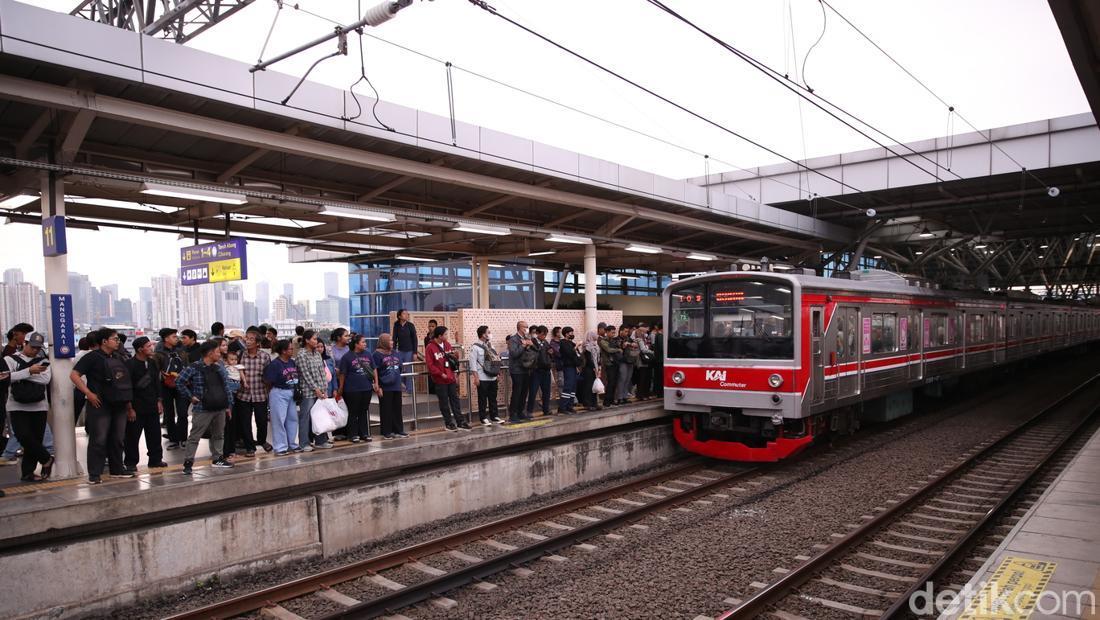 Kelonggaran Berbuka Puasa di Transportasi Umum Jakarta: Antara Kenyamanan Ibadah dan Tanggung Jawab Bersama